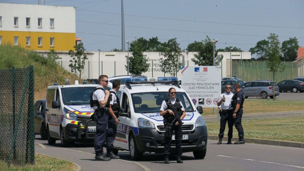2 guards are killed by gunmen freeing inmate in France