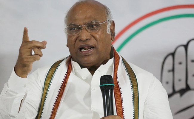 Congress President denounced Centre for reducing budget for education