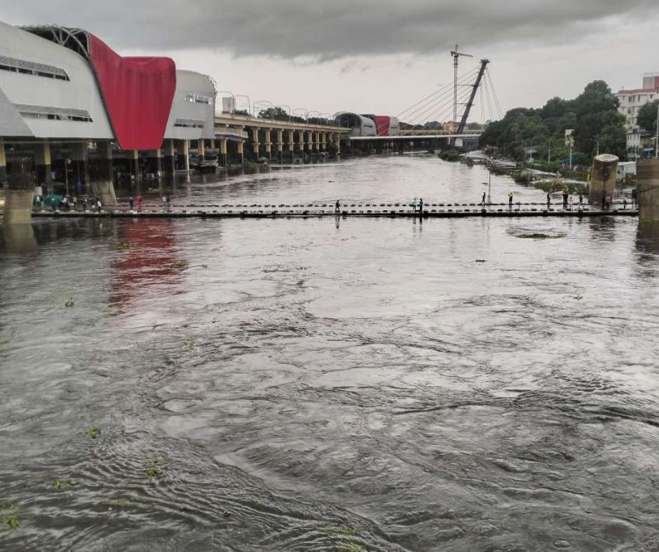 Pune's Mutha river is in spate after heavy rains